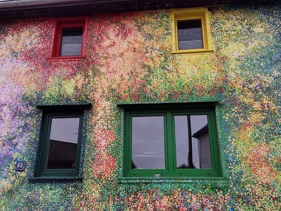 Fachwerkhaus mit farblich passenden Kunststoff-Fenstern