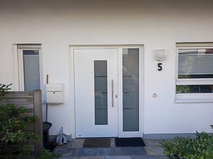 Eine neue Aluminium-Haustür: Klare Linien, Wärmedämmung und Sicherheitsverriegelung