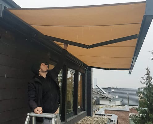 Ockerfarbige Markise in Dachgeschoss installiert