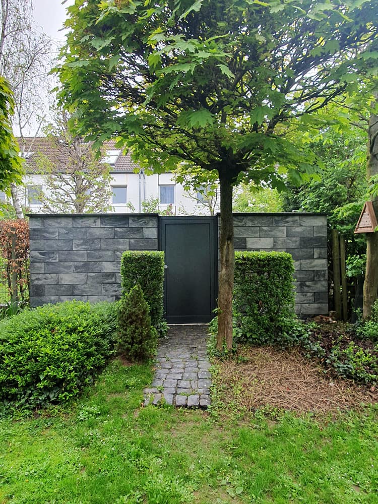Haustür in Gartenmauer integriert